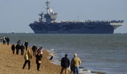 Dân Anh đổ ra bờ biển xem tàu sân bay khổng lồ của Mỹ