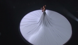 Sững sờ xem chiếc váy đổi màu kỳ diệu trên sân khấu của Jennifer Lopez