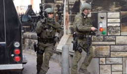 Quốc hội Canada náo loạn vì một phụ nữ cởi trần