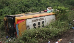 Xe khách lao xuống vực, hàng chục người kêu cứu