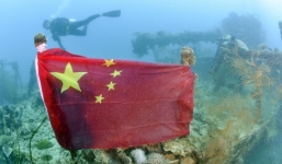 Thợ lặn giăng cờ TQ trên xác tàu chiến Nhật, căng thẳng lại tăng cao