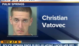 Tìm mèo dưới gầm giường, sờ phải tên trộm