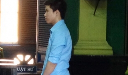 Thấy đôi dép lạ, bắt được người yêu của con gái trong tủ quần áo