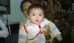 Bé trai bị bỏ rơi bên cạnh vong trừ tà ma, bức thư