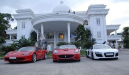 Thiếu gia Việt khoe xe “khủng” đốn tim mỹ nhân showbiz