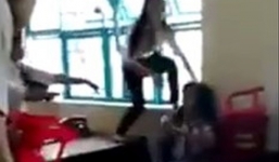 Thêm một nữ sinh bị bạn đánh hội đồng vì 'khó chịu khi bị liếc nhìn'