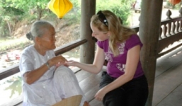 Cụ bà 'xem bói' bằng tiếng Anh độc nhất Việt Nam