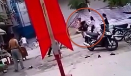 Va chạm xe, nam thanh niên cầm gậy đánh phụ nữ tới tấp ở Hải Phòng