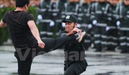 Video: Cảnh sát cơ động biểu diễn võ thuật tay không chống tội phạm