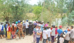 Từ vệt máu loang dài phát hiện xác người trong bụi cỏ