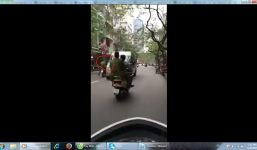 Clip: Công an Hà Nội truy đuổi đập gãy gương ô tô