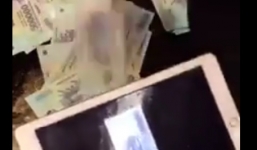 Clip thanh niên biến ipad thành ATM rút cả xấp tiền 500 đồng