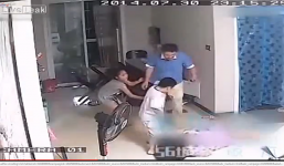 Clip: Xót xa cảnh bố đánh mẹ dã man, 2 con nhỏ chạy vào can ngăn