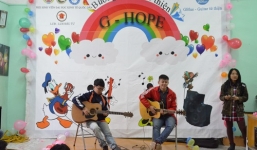 Guitar từ thiện: Niềm vui cho các em nhỏ chất độc màu da cam