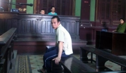 Gã cha dượng đồi bại cưỡng bức con gái mỗi khi vợ vắng nhà