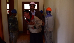 Sập giàn giáo ở Hà Tĩnh: Cha mẹ khóc ngất khi nhận xác con