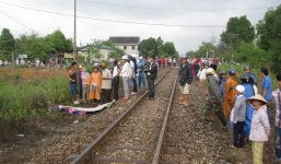 Băng qua đường sắt, hai người bị tàu kéo lê 300m tử vong