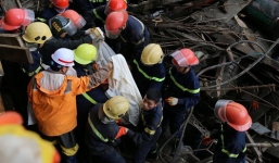 Video: Đưa thi thể nạn nhân mắc kẹt trong vụ sập giàn giáo ra ngoài