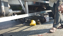 Bị xe tải kéo lê, đôi vợ chồng trẻ thương vong