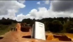 Clip cận cảnh xe bus bị hố tử thần nuốt chửng ra sông