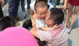 Con trai 2 tuổi gào khóc cầu xin cha đừng tự tử