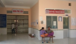 Đem thi thể bé sơ sinh đến 'vây' bệnh viện