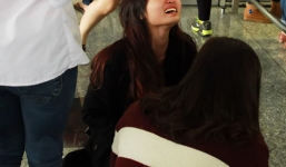 Fan ngồi la liệt ở sân bay, bật khóc nức nở khi thấy SHINee