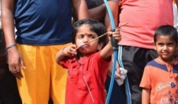 Clip thần đồng 2 tuổi bắn cung siêu cao thủ, lập kỷ lục