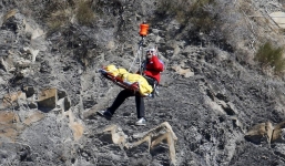 Thế giới phẫn nộ trước tin cơ phó cố tình để máy bay rơi