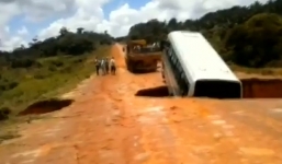 Video: Xe bus bị nước lũ quái vật nuốt chửng, nhả ra cực ngoạn mục