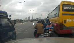 Video: Bức xúc cảnh xe bus hú còi bắt xe khác tránh đường để vượt đèn đỏ