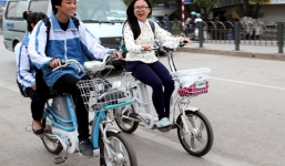 Học sinh Hà Nội phải đội mũ bảo hiểm khi đi xe đạp điện