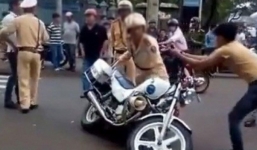 Để 'giải cứu' bạn trai thiếu nữ nháy vào cào, cấu CSGT