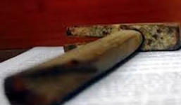 Đang nhậu dùng búa đập đầu bạn vì 'rượu vào lời ra'