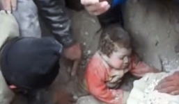 Clip em bé vùi dưới đất đá được cứu sống diệu kỳ