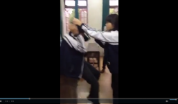 Clip nam sinh ở Vinh bị nữ sinh đánh dã man