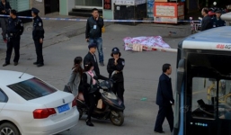 Nhảy lầu tự tử khiến người đi đường bị thương nặng