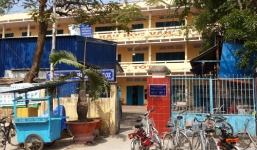 Nữ sinh bị bạn khóa cửa lớp, đánh chảy máu mồm