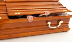 Cụ bà 92 tuổi bất ngờ sống dậy sau khi được cho vào quan tài