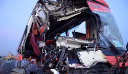 Xe khách đâm vào hai xe tải 1 người chết, 9 người bị thương