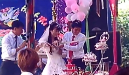 Clip: Cô dâu, chú rể dùng... mã tấu cắt bánh gato trong đám cưới