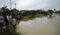 Bé 10 tuổi bị nhấn chìm mất tích khi vớt dưa hấu chạy lũ