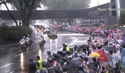 Người dân bật khóc đội mưa, tràn ra đường dự lễ tang ông Lý Quang Diệu