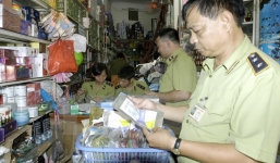 Hàng trăm ngàn đồ mỹ phẩm giả tại cửa hàng Xuân Thủy bị thu giữ