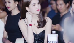Ngọc Trinh diện đồng hồ mạ kim cương nổi bật trong sự kiện