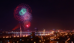 Bầu trời Đà Nẵng rực sáng pháo hoa mừng giải phóng thành phố