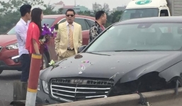 Xe chở cô dâu chú rể mất lái gặp nạn trên cao tốc, đầu xe biến dạng