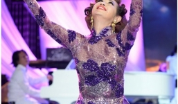 Ý Lan quỳ gối hát tưởng nhớ 'hai ông bác' Phạm Duy – Phạm Đình Chương