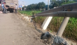 Bất ngờ lao vào lan can, xe tải đổ nghiêng xuống mương