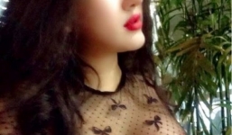 Tức mắt với cảnh thiếu nữ ăn mặc hở hang trên phố